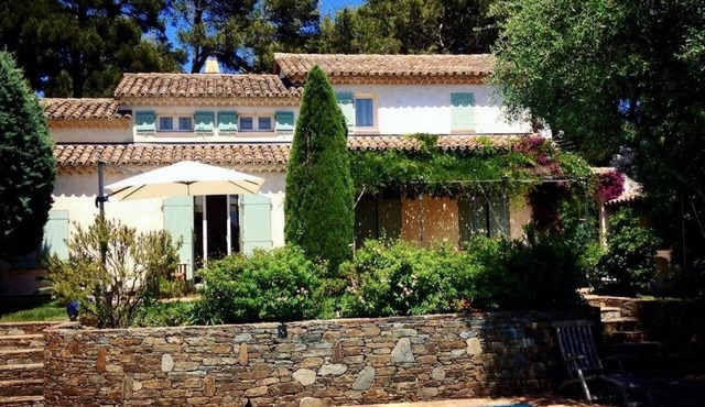 Air-conditioned family villa/pool, close to town center & beaches