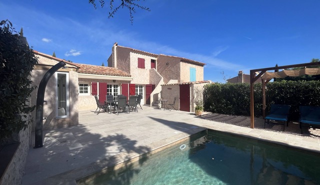 Air-conditioned quiet vacation home with private pool 2 mn. from the village