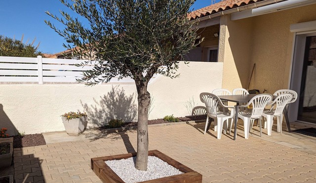 Air-conditioned T2 mezzanine villa for 6 with WiFi, parking & close to beach