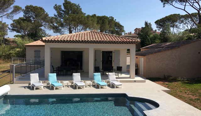 Air-conditioned detached villa with secure/heated swimming pool and large garden