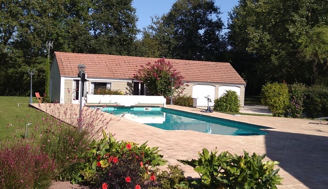 Air-conditioned accommodation with heated swimming pool 20 minutes from Le Mans racetrack