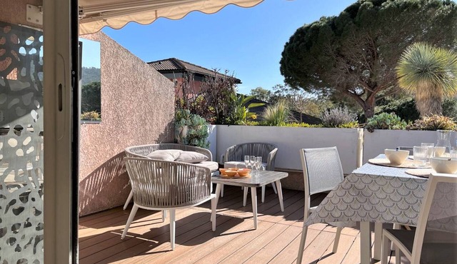 Air-Conditioned 1-Bedroom Apartment with Pool, Wi-Fi, and Private Parking at Le Lavandou