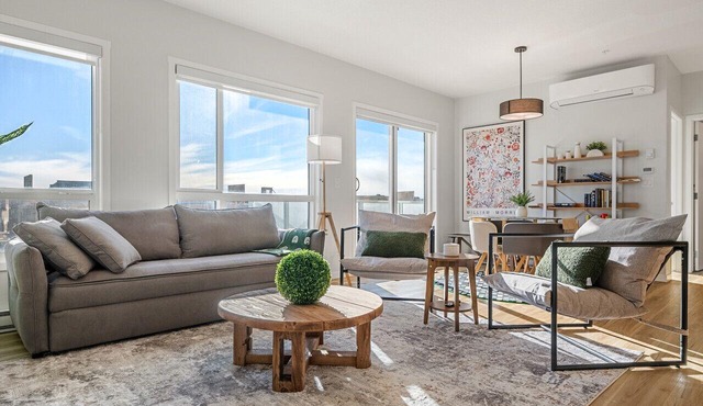 Air Conditioned 2 BR Luxury Suite/w King Bed