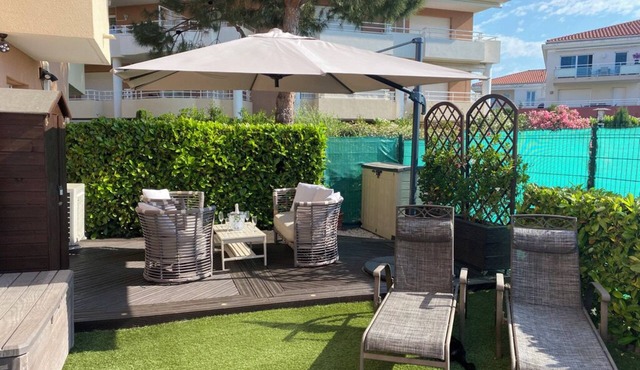 Air-conditioned 2 bedroom Garden apartment close to beaches and amenities.