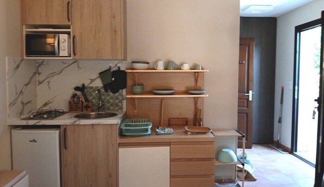 Air-conditioned 20m2 studio with swimming pool and free parking, equipped for PMR.