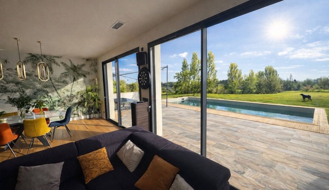 Air-conditioned 4-bedroom house, heated pool, unobstructed view