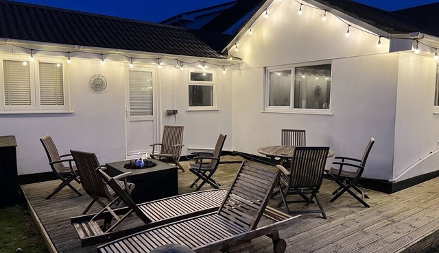 Air conditioned 4 double bed bungalow in quiet location with EV point + parking