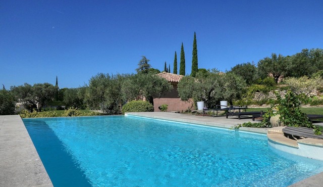 Air-conditioned 4-person villa with private heated pool