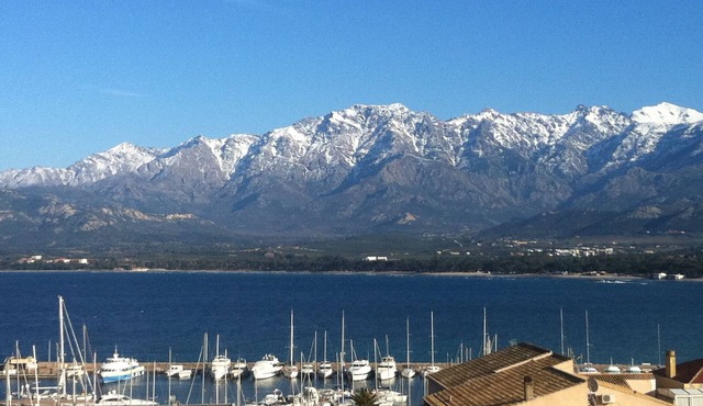 Air-conditioned 93m² apartment sleeps 6, Calvi bay view, citadel and mountain.