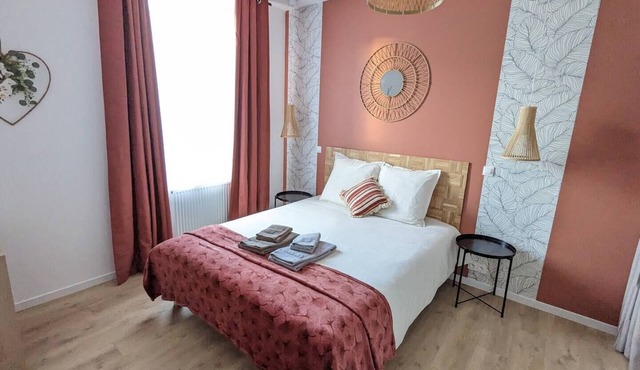 Air-conditioned and renovated one-bedroom apartment in the center of Soultz. Immediate access to the Alsace Wine Route 🍇. Between Colmar and Mulhouse. Fiber optic Wi-Fi, modern comforts for 1-3 people. The perfect base for exploring all of Alsace!