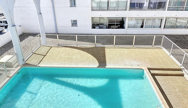 Air-conditioned apartment for 4 with pool, terrace and sea view