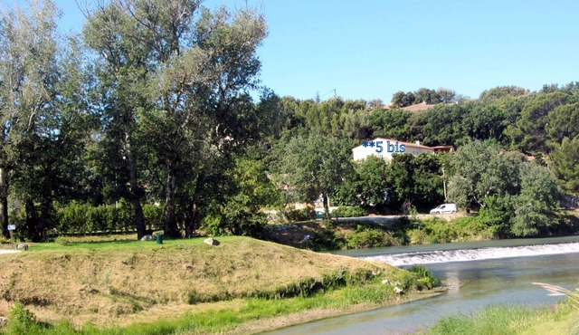 air-conditioned apartment, 200m from the village, all shops, quiet, shaded.