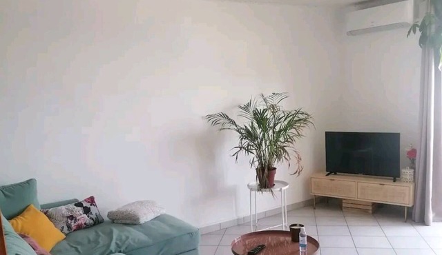 Air-conditioned apartment 10' from the beach