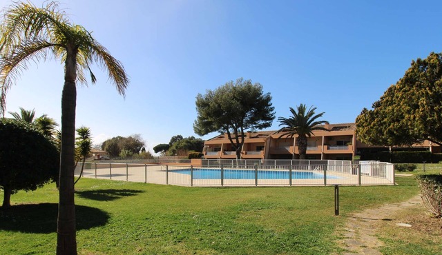 Air-conditioned apartment for 4 people near the sea with shared pool in Le Pradet