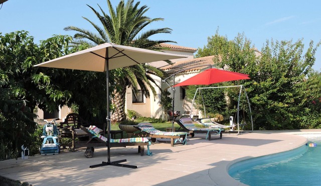 Air-conditioned apartment with swimming pool EYRAGUES in lush greenery