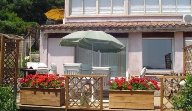 Air-conditioned apartment with swimming pool at 2.5km. Sandy beaches