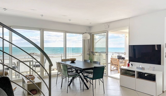 Air-conditioned apartment with terrace and parking, sea-facing