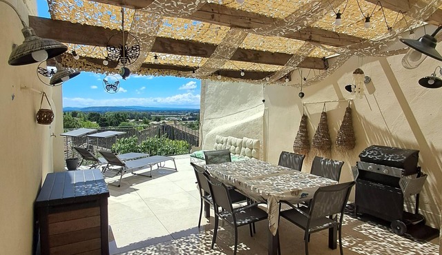 Air-conditioned apartment with terrace overlooking the Luberon