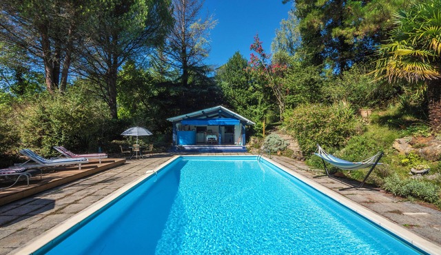 Air-conditioned apartment with shared pool