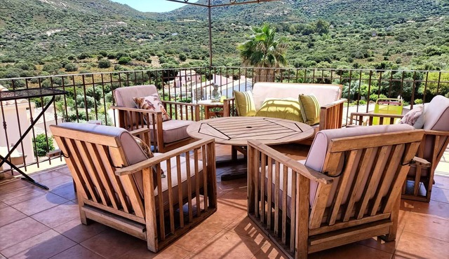 Air-conditioned apartment 110m² for 8 people with sea and mountain views - swimming pool.