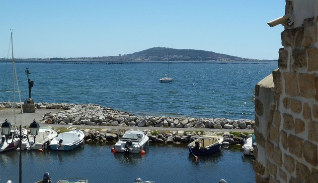 Air-conditioned apartment in a village house, Historic Mèze, Bassin de Thau