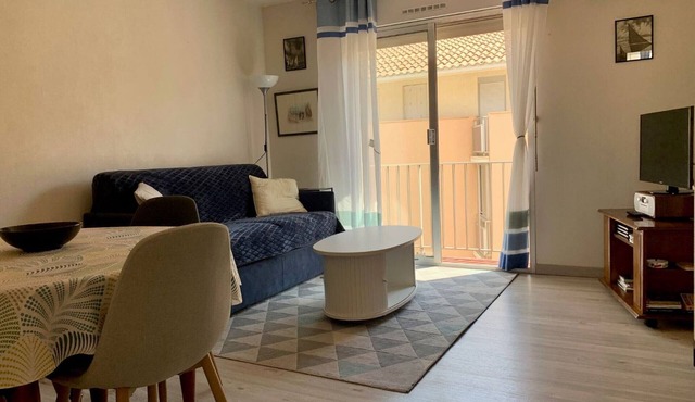 Air-conditioned apartment near beach and port