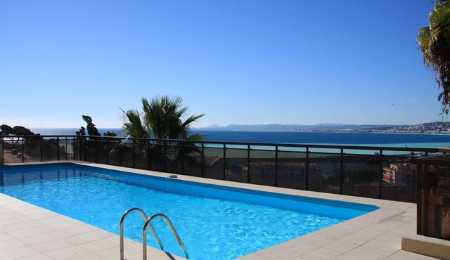 Air Conditioned Apartment with Panoramic Sea Views, Communal Pool & Free Parking
