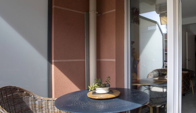 Air-conditioned apartment near Libération district