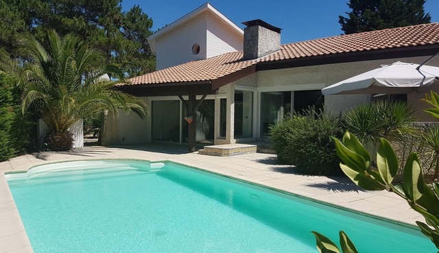 Air-conditioned "Carmen" villa with heated pool near the ocean