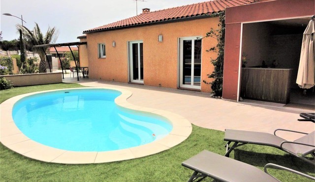 Air-conditioned city 8 people with private swimming pool in a quiet area with enclosed garden