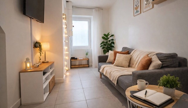 Air-conditioned cocooning room and terrace 5-minute walk from town center