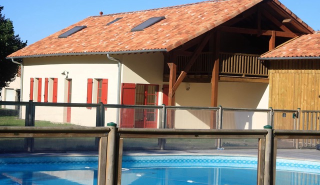 Air-conditioned cottage 8 people with heated pool in the heart of the Landes forest