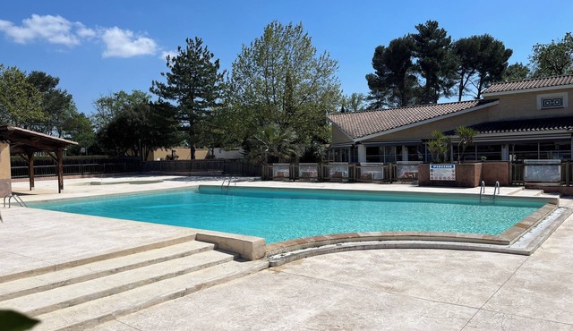 Air-conditioned cottage with swimming pool in the Gard provençal region