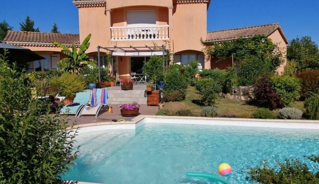 Air-conditioned country house with heated swimming pool in Périgord