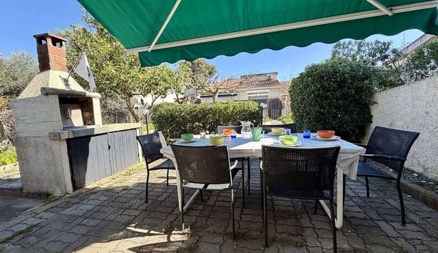 Air-conditioned duplex, walk to beach - 5 guests