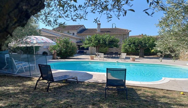 Air-conditioned farmhouse located between Provence and Ardèche, swimming pool, table tennis, pets allowed (1).