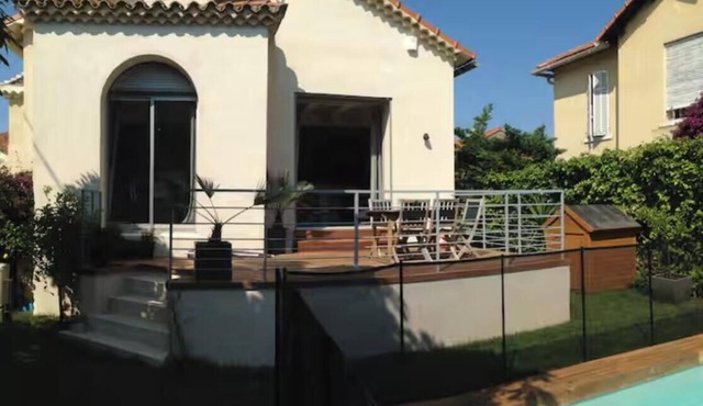 Air-conditioned family home with heated, secure swimming pool
