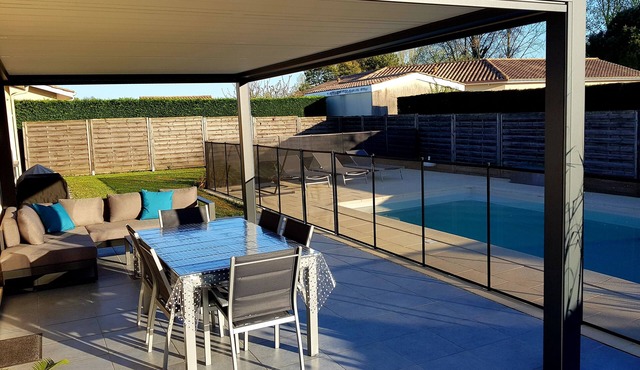 Air-conditioned family home with secure swimming pool near Bordeaux and St-Emilion
