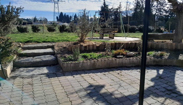 Air-conditioned, fenced-in, comfortable Provence gite close to shops.