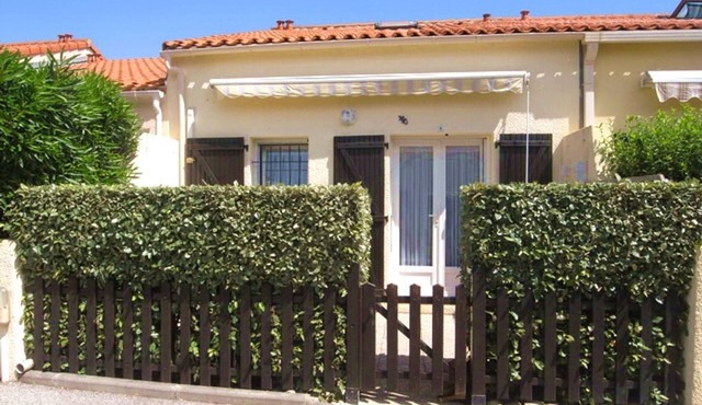 Air-Conditioned Villa, Near Beach & Shops, Sleeps 5