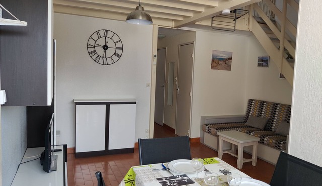 Air-conditioned apartment. Close to shops and sea. Parking. Rated Atout France 1*.