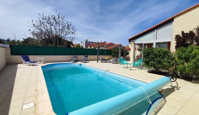 Air-conditioned house with pool, parking, and WIFI - 6 pers.