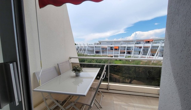 Air-conditioned studio cabin with parking 200 m from Couchant beach