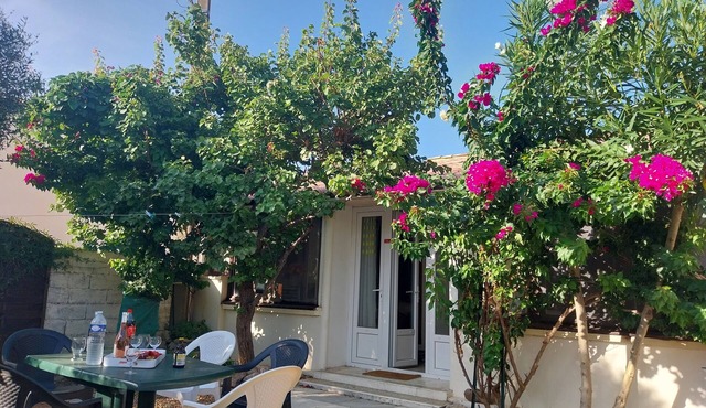 air-conditioned house, well equipped, veranda, jacuzzi, quiet garden, close to everything