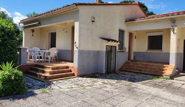 Air-conditioned villa with large garden, pets allowed