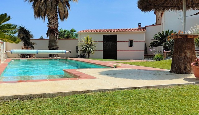 Air-conditioned villa with heated pool and jacuzzi