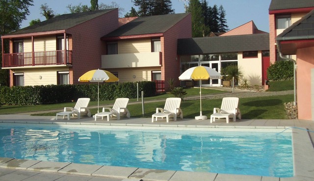 Air-conditioned T2 ground floor in 3-star residence with heated pool