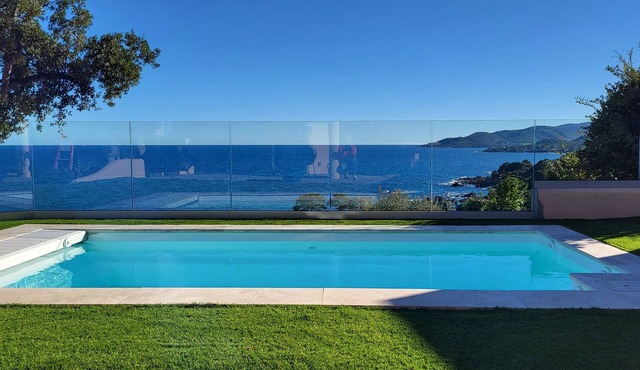 Air-conditioned villa with panoramic sea view and heated swimming pool