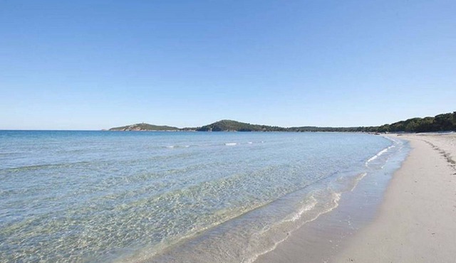 Air-conditioned Chalet U Caseddu, 300m from the beach, with terrace and garden.