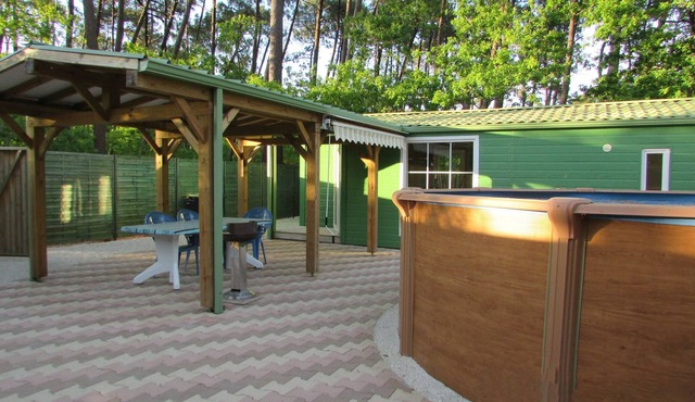 Air-conditioned chalet, heated swimming pool, pets allowed